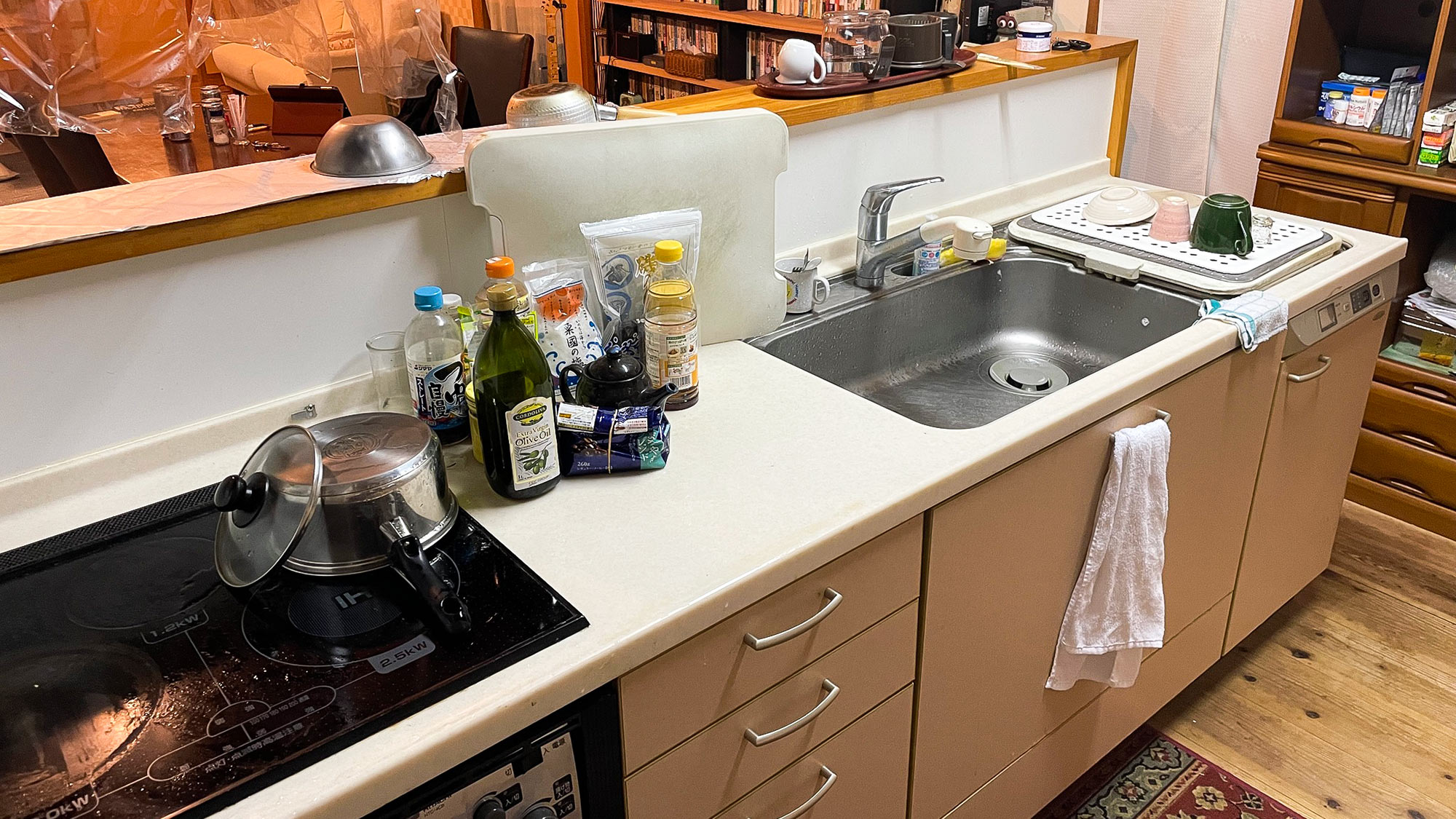 ・【コンドミニアム/キッチン】お料理に必要な物は一通り揃っています。自炊も可能です