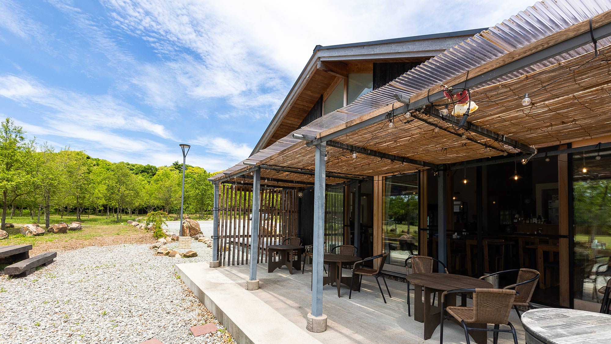 ・【レストランBBQ】開放感いっぱいのテラス席。お昼にはティータイムが可能です