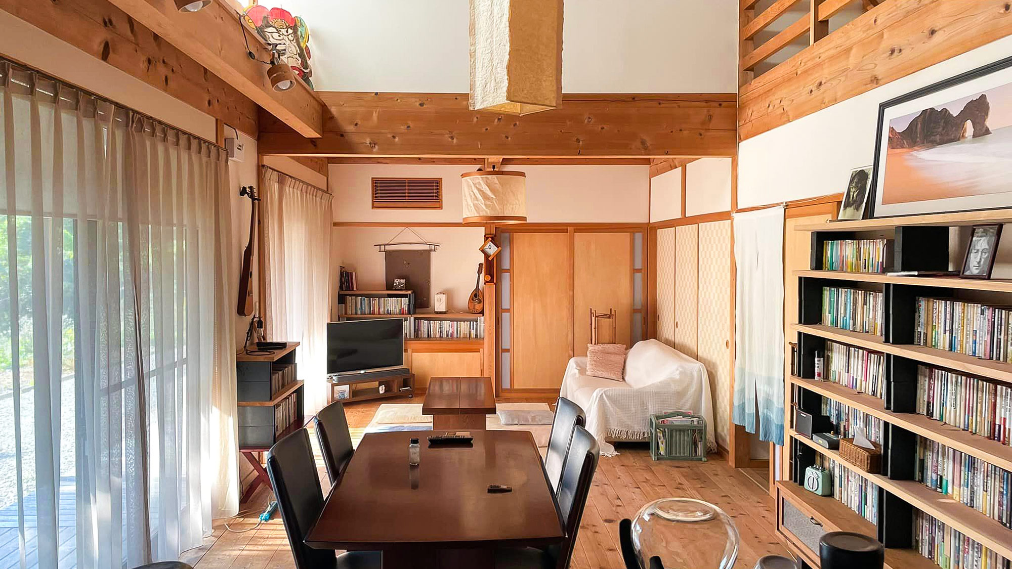 ・【コンドミニアム/リビング】天井が高く、開放的にお過ごしいただけます