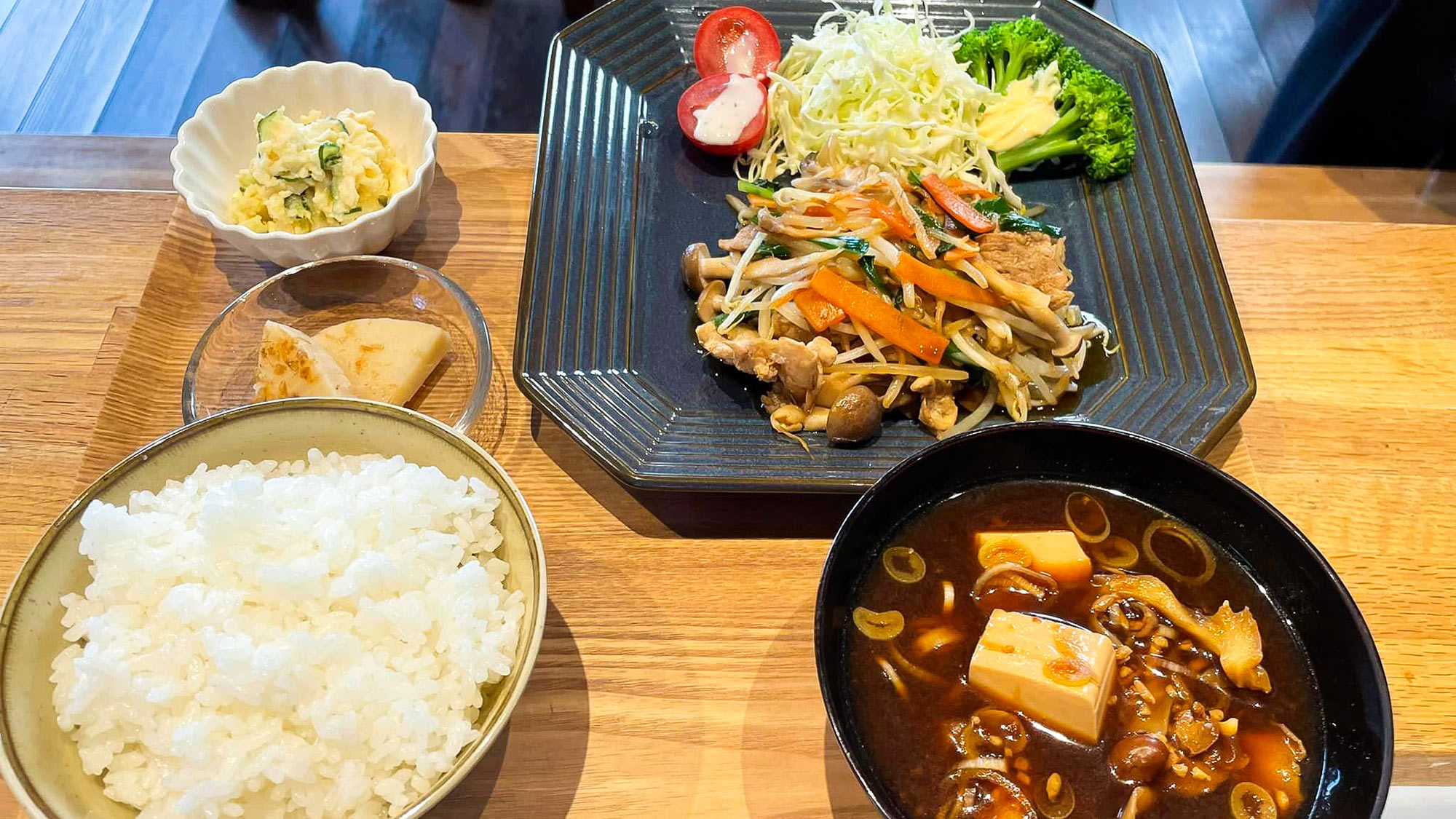 ・【夕食一例】シェフのおまかせ定食は、旬の素材を使用した日替わりメニューです