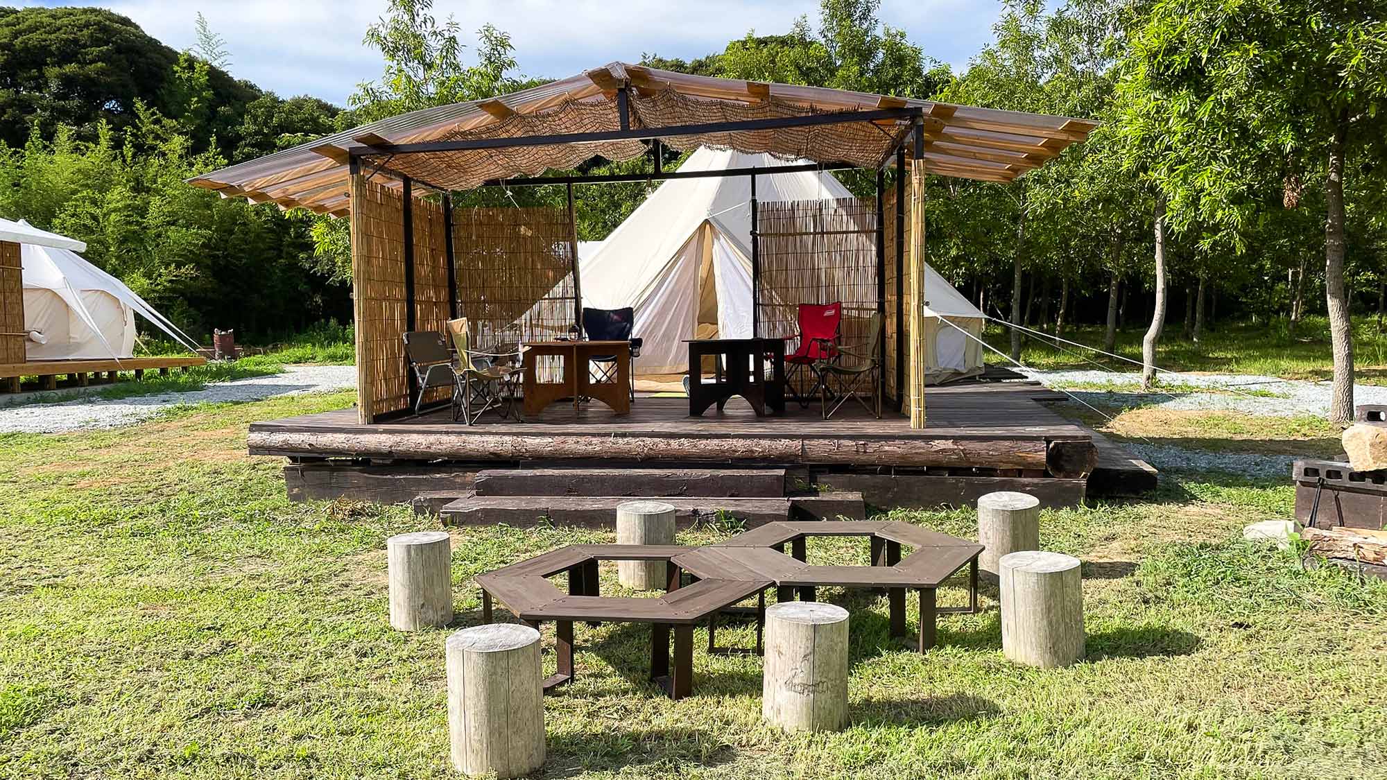 ・【グランピング】テントとウッドデッキとBBQスペース。自然と調和する体験
