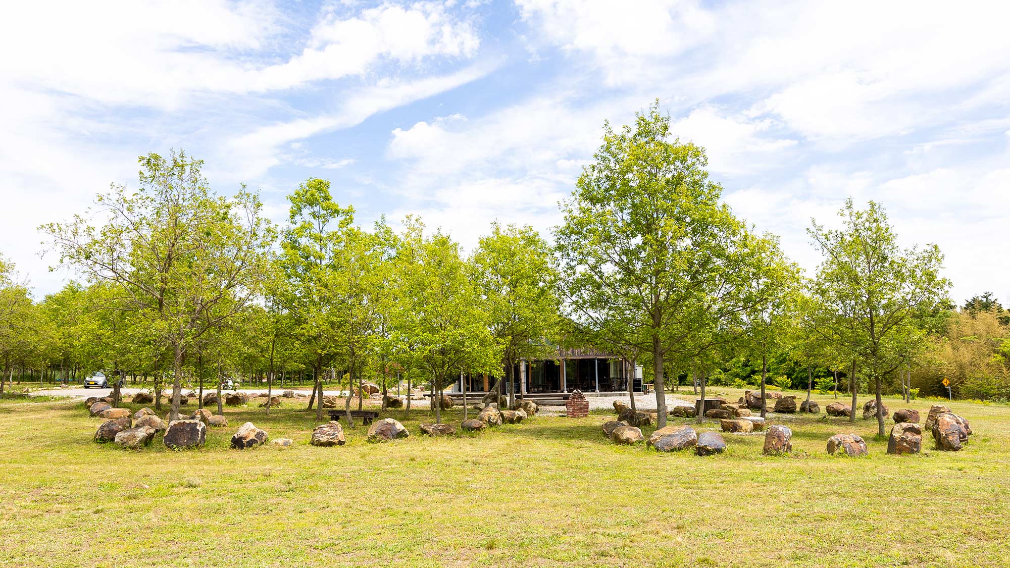 ・【ガーデン】グランピングのテント前には緑あふれる自然が広がります