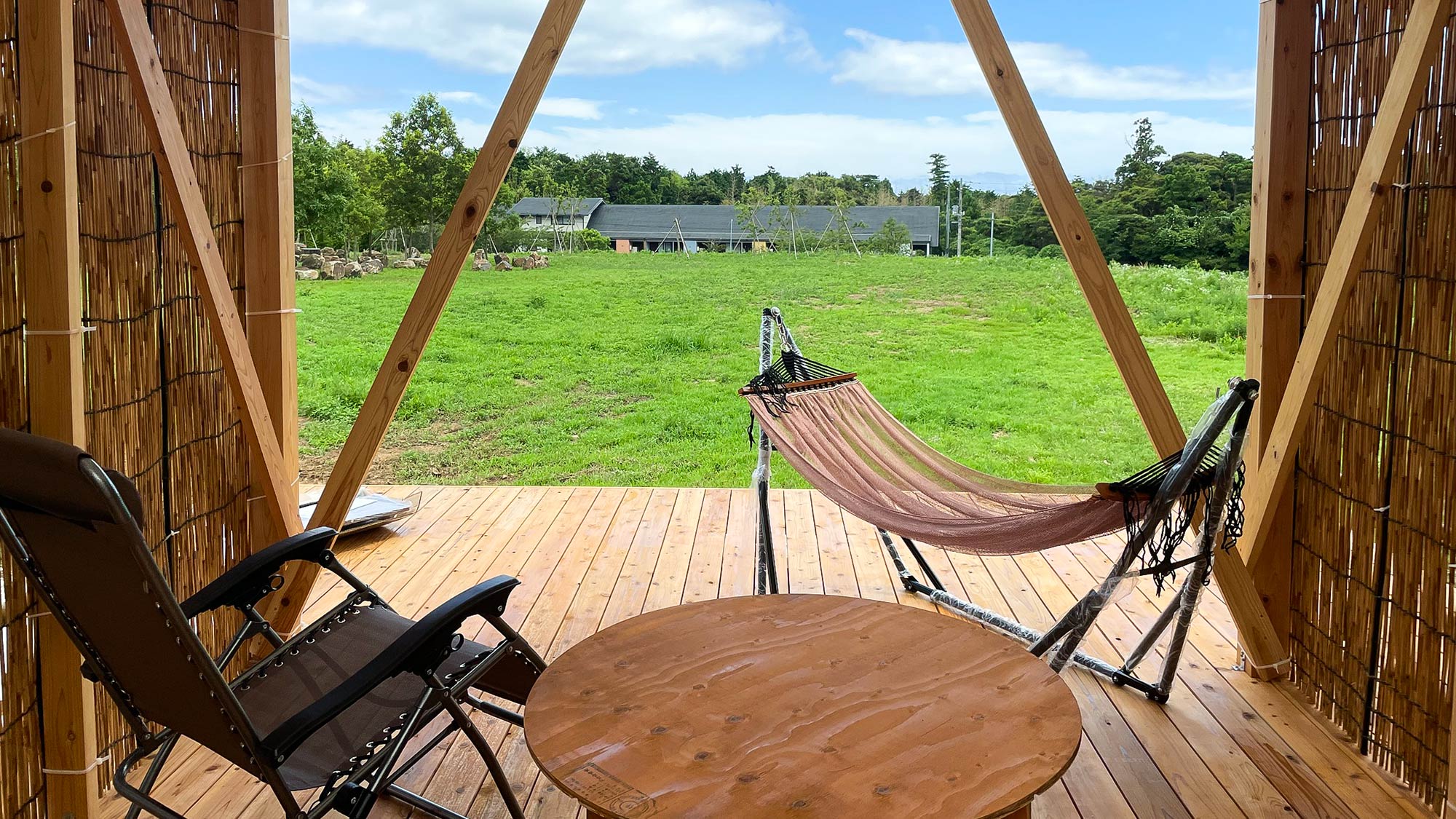 ・【グランピング】広大な敷地を見渡すウッドデッキでのんびり一休み