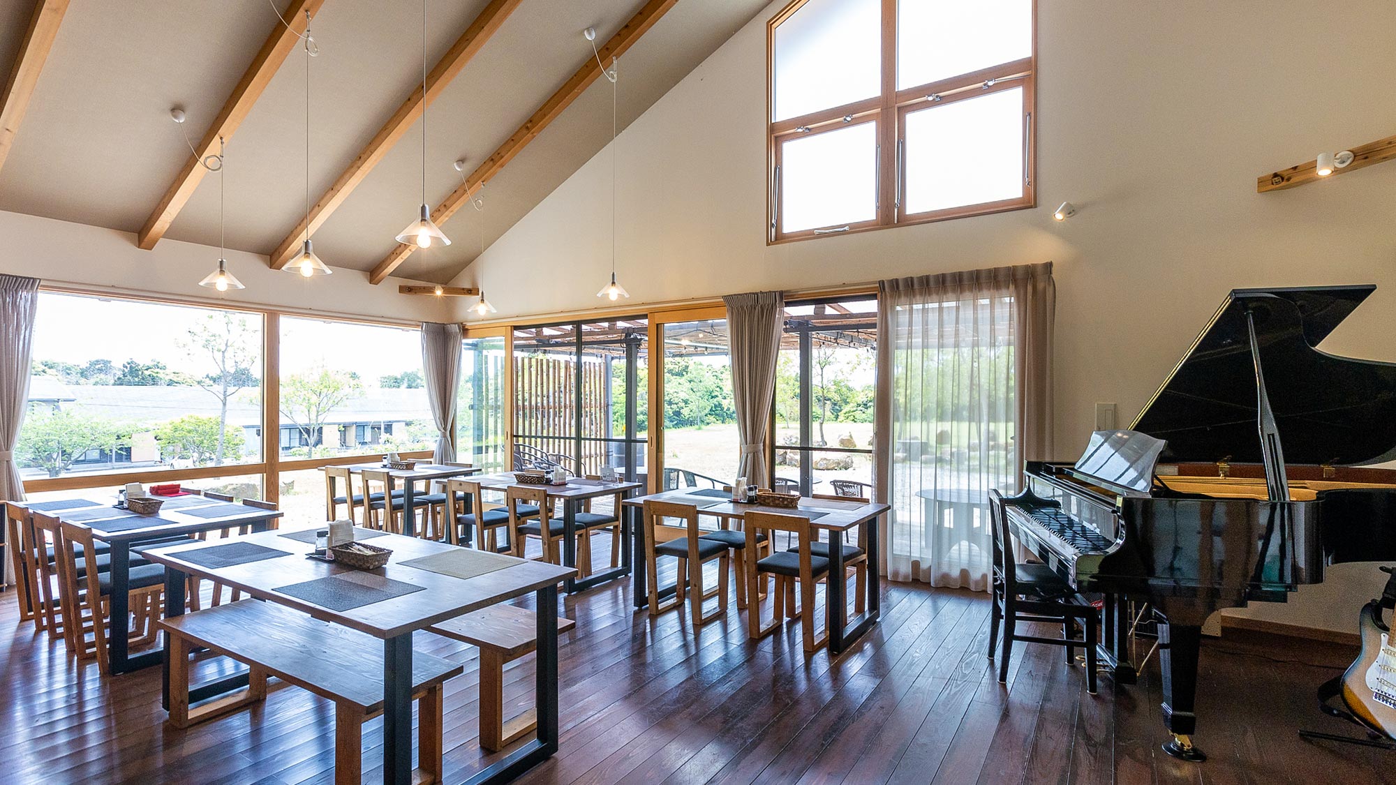 ・【レストラン】高い屋根が印象的な広々とした開放的なレストランです