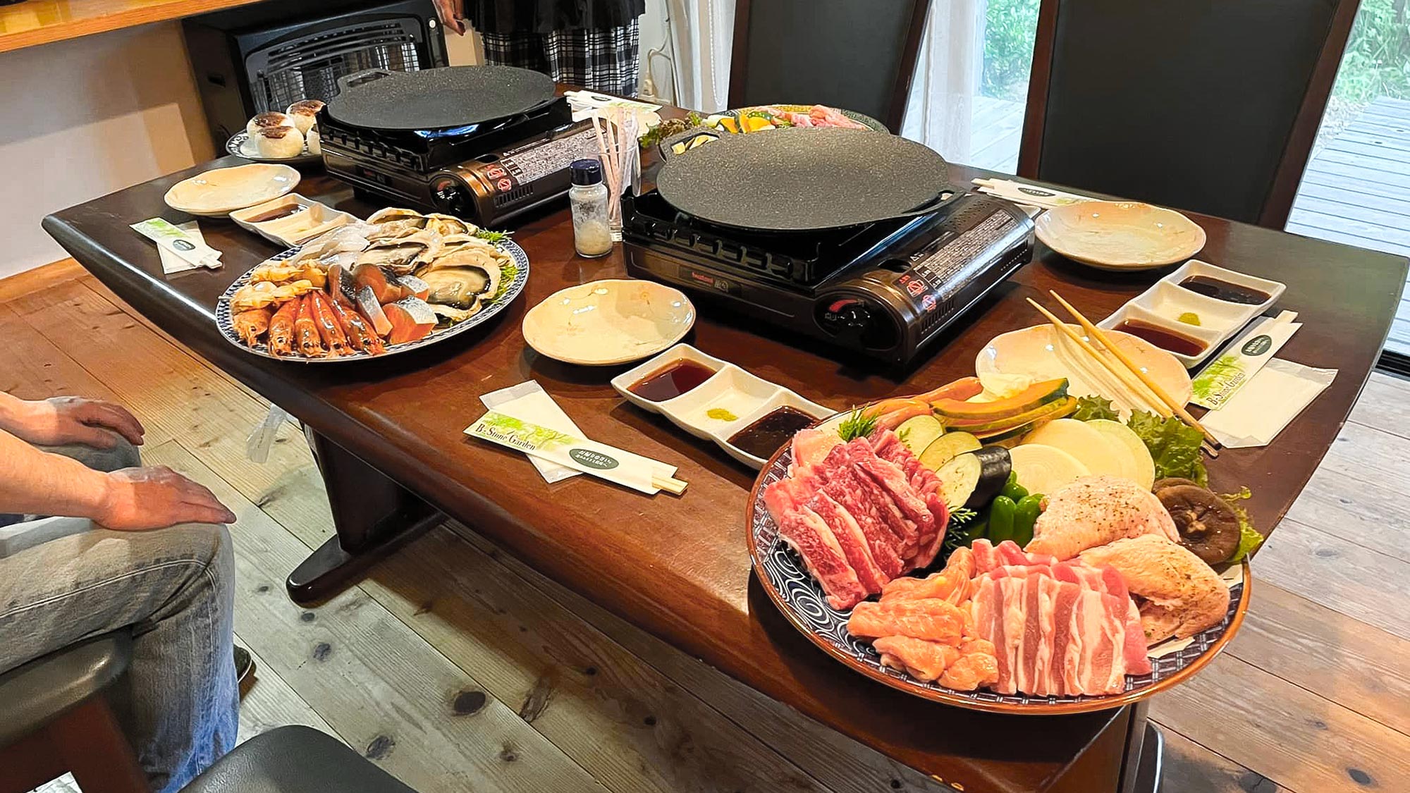 ・【鉄板焼き一例】大人数でワイワイ食べるのが格別！人気のメニューです
