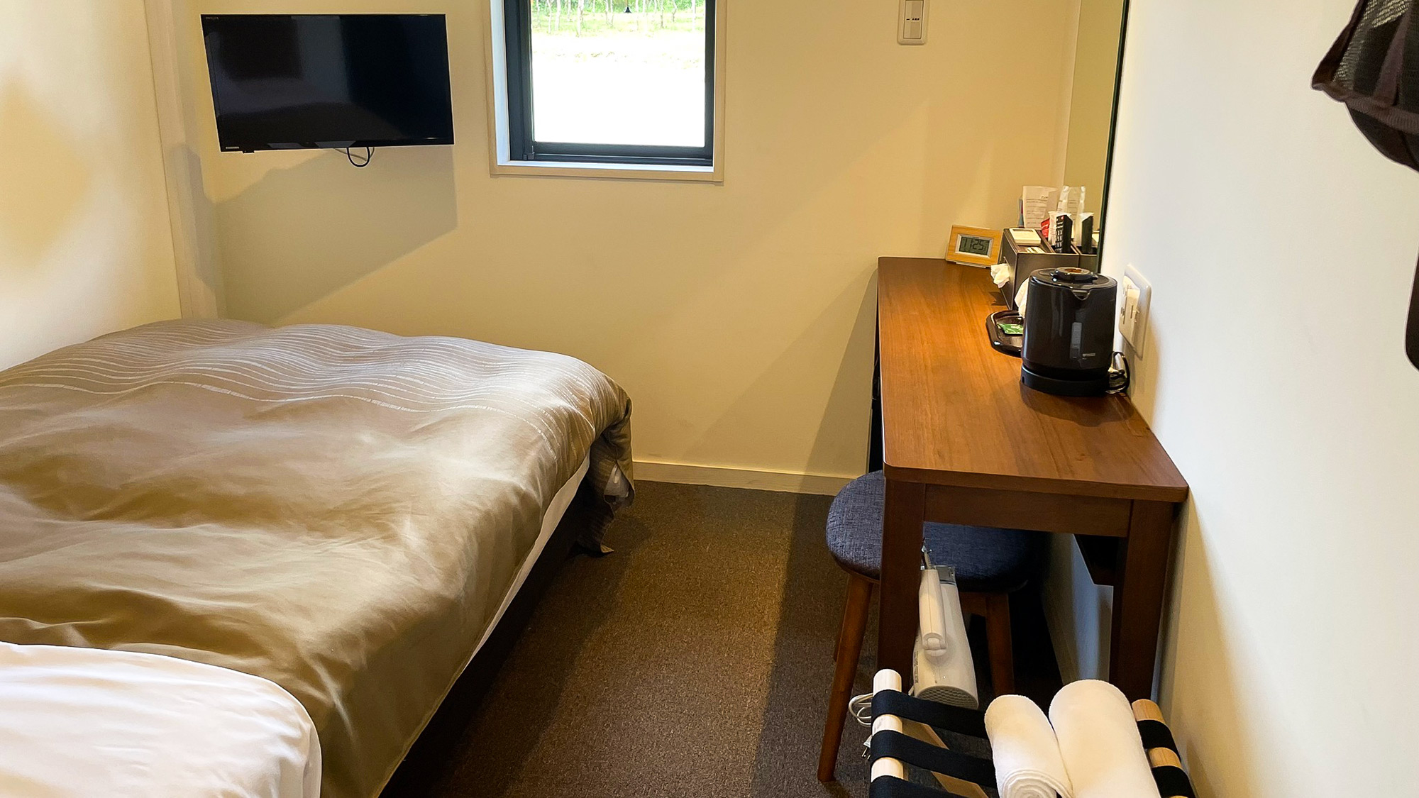 ・【セミダブル】窓から見えるクヌギの林から自然の癒しを感じます