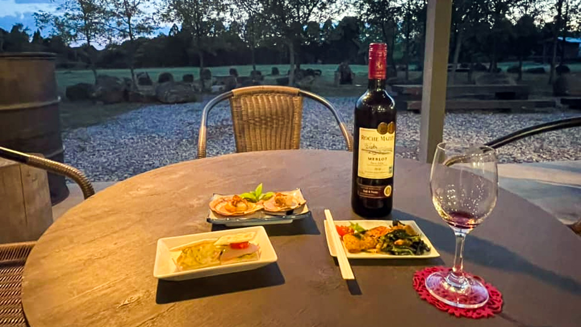 ・【食事一例】広大な敷地の自然を眺めながらテラスでお食事が可能です