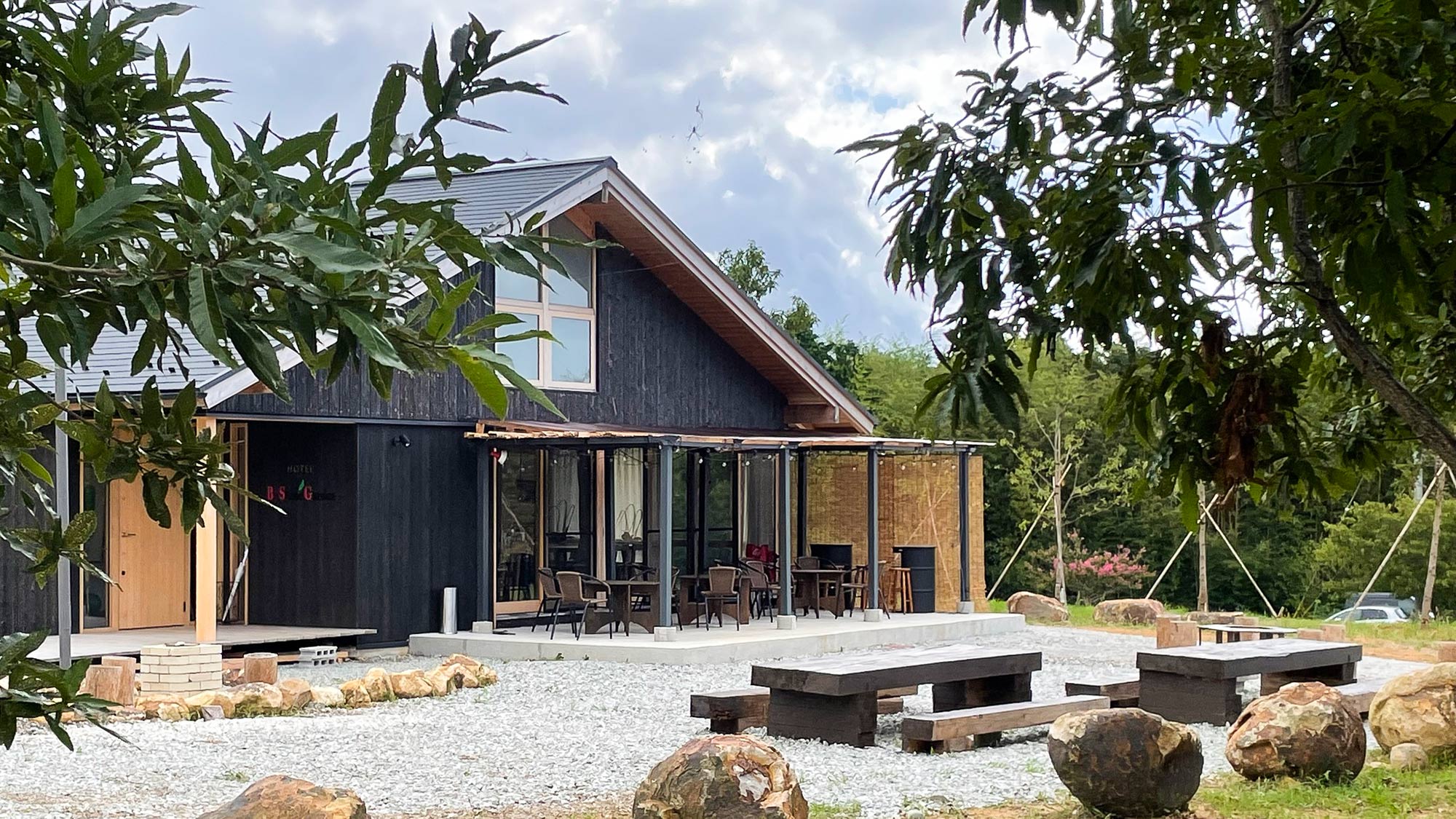 ・【ホテル/外観】緑に囲まれた広大な敷地に佇む、おしゃれなプチホテルです