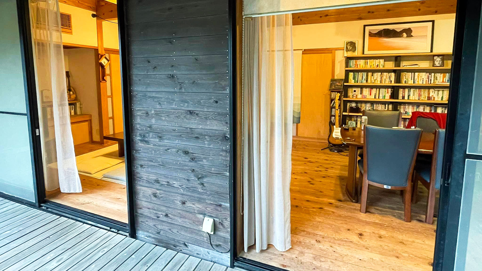 ・【コンドミニアム/リビング】窓が大きく外との距離が近い開放的なリビングです