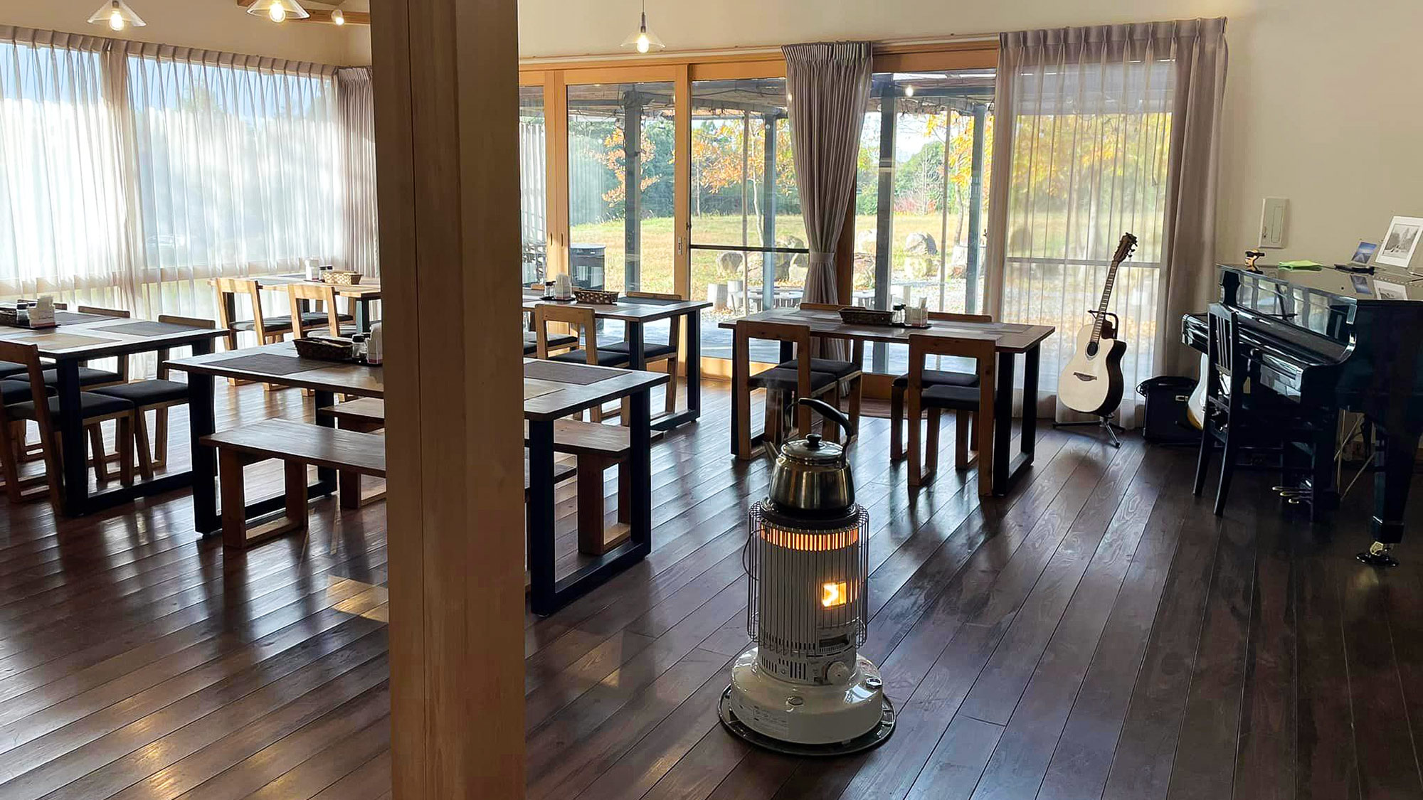 ・【レストラン】木のぬくもり感じる店内で、ゆったりとお食事をお愉しみください