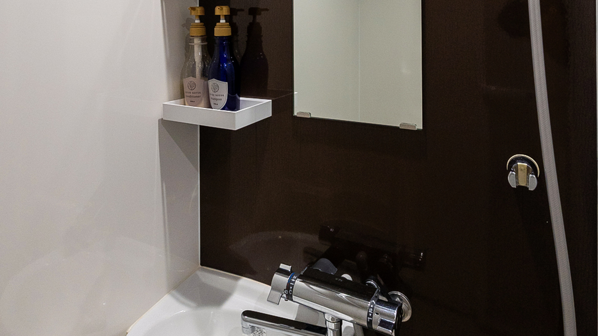 ・【シャワー】コンパクトながら機能的なシャワールームで1日の疲れを癒してください