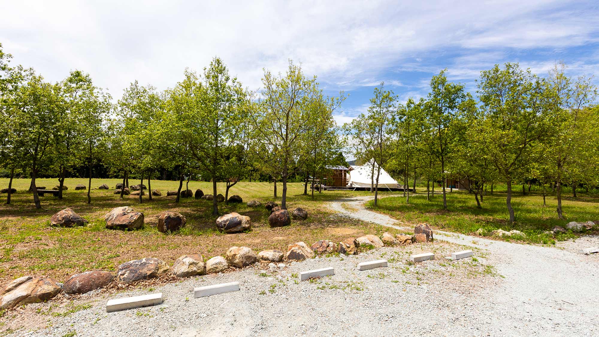 ・【パーキング】駐車場は10台収容可能です(無料)