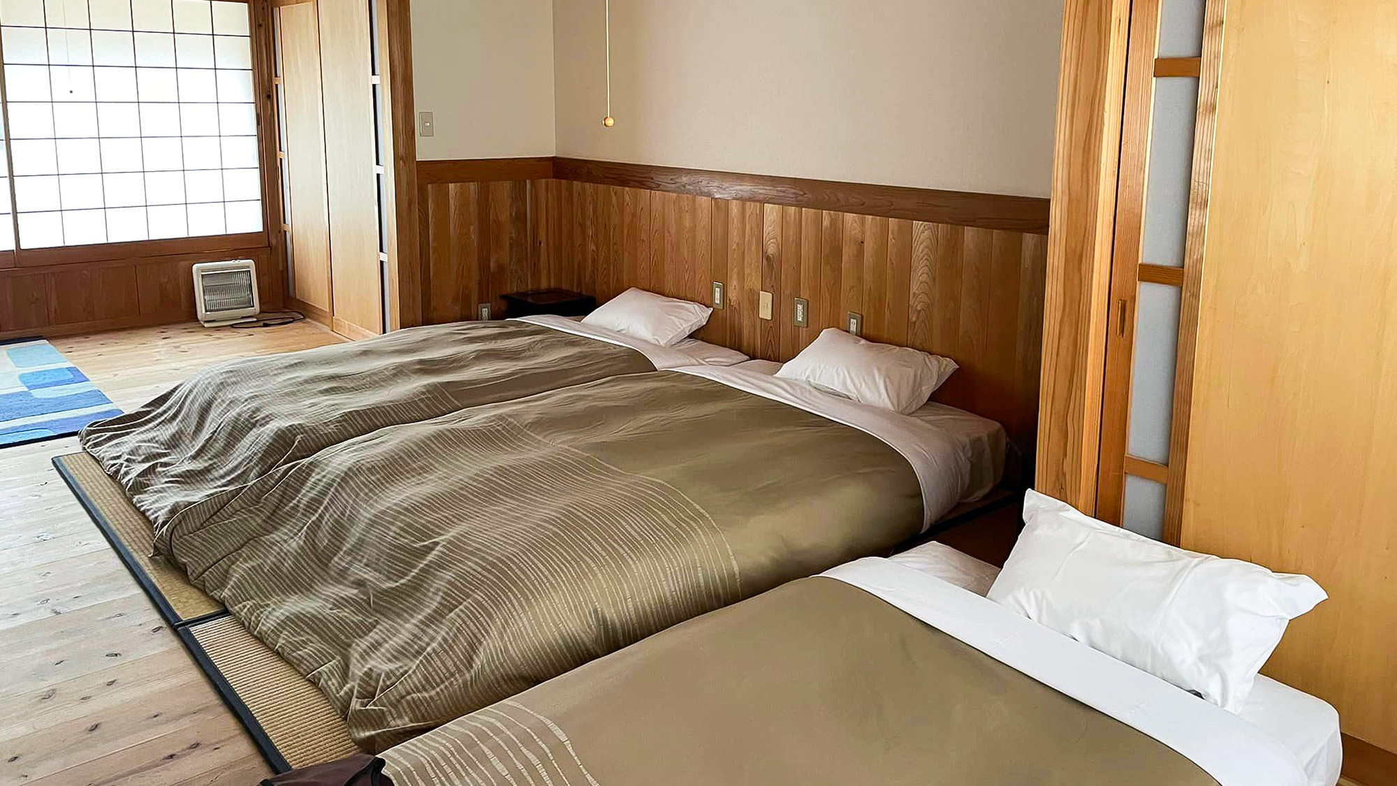 ・【コンドミニアム/寝室】お洒落な和洋折衷デザイン。広々としたお部屋でお寛ぎください