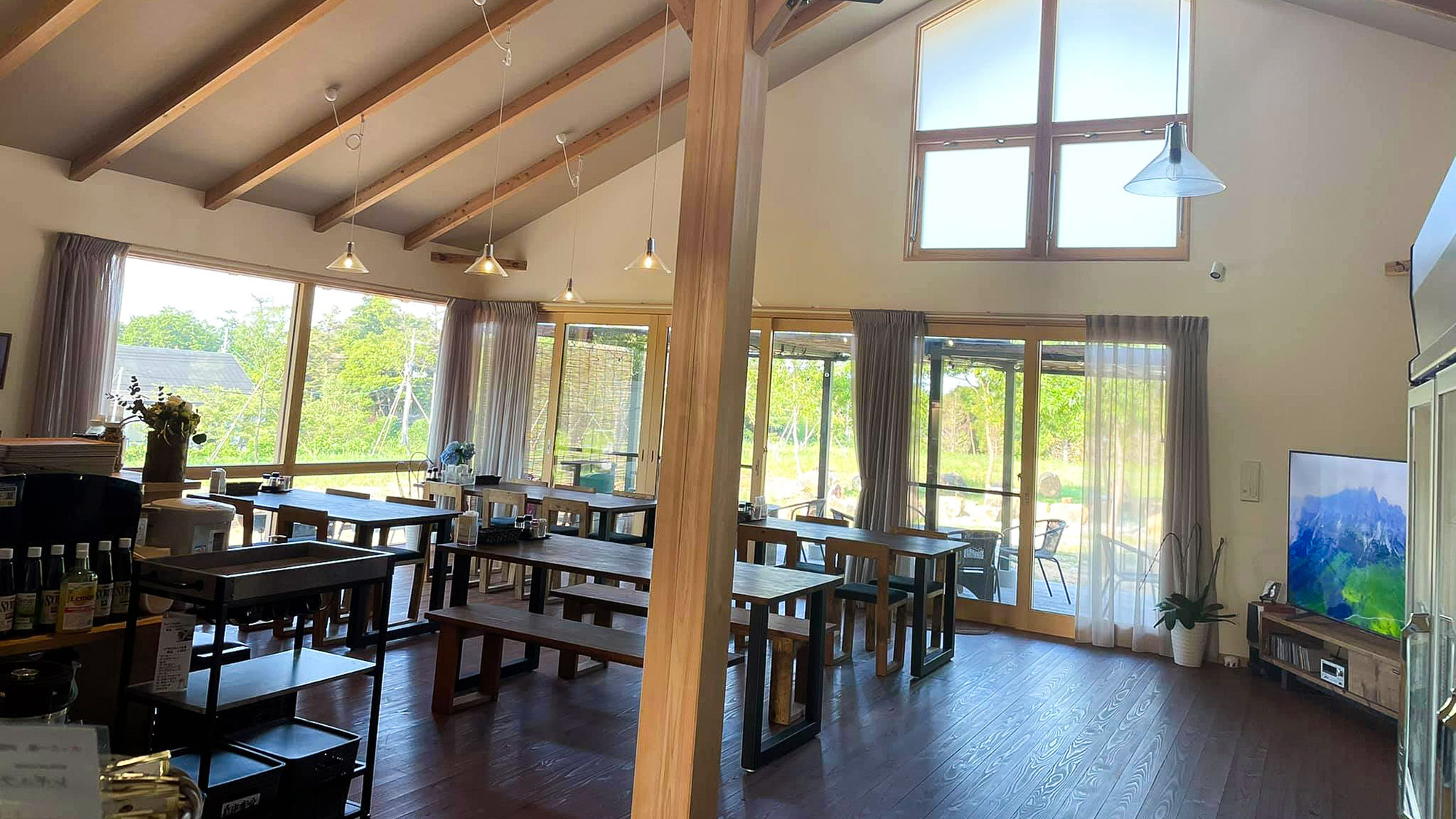 ・【レストラン】昼食ではカレーやパスタ、ハンバーグなどの定番メニューが揃っています