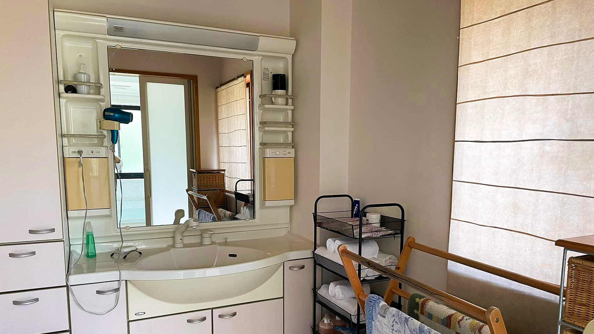 ・【コンドミニアム/洗面所】大きめの洗面台と鏡でゆったりと朝の仕度ができます