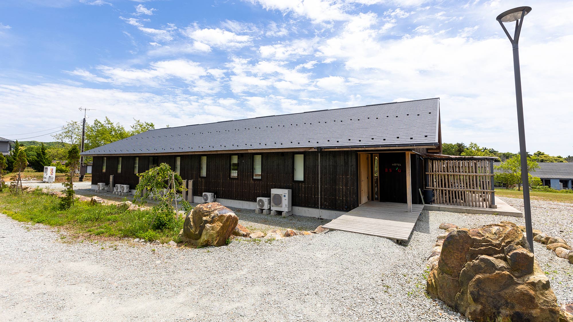 ・【ホテル/外観】一面に広がる緑と青空。ホテルB-Stone Gardenへようこそ