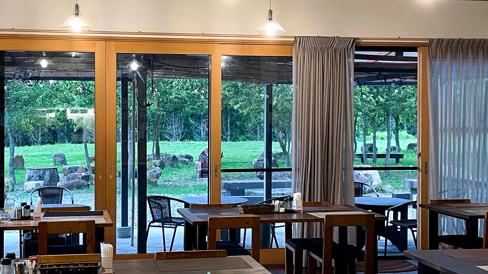 ・【レストラン】室内だけでなく一歩外にはテラス席。BBQもお楽しみいただけます