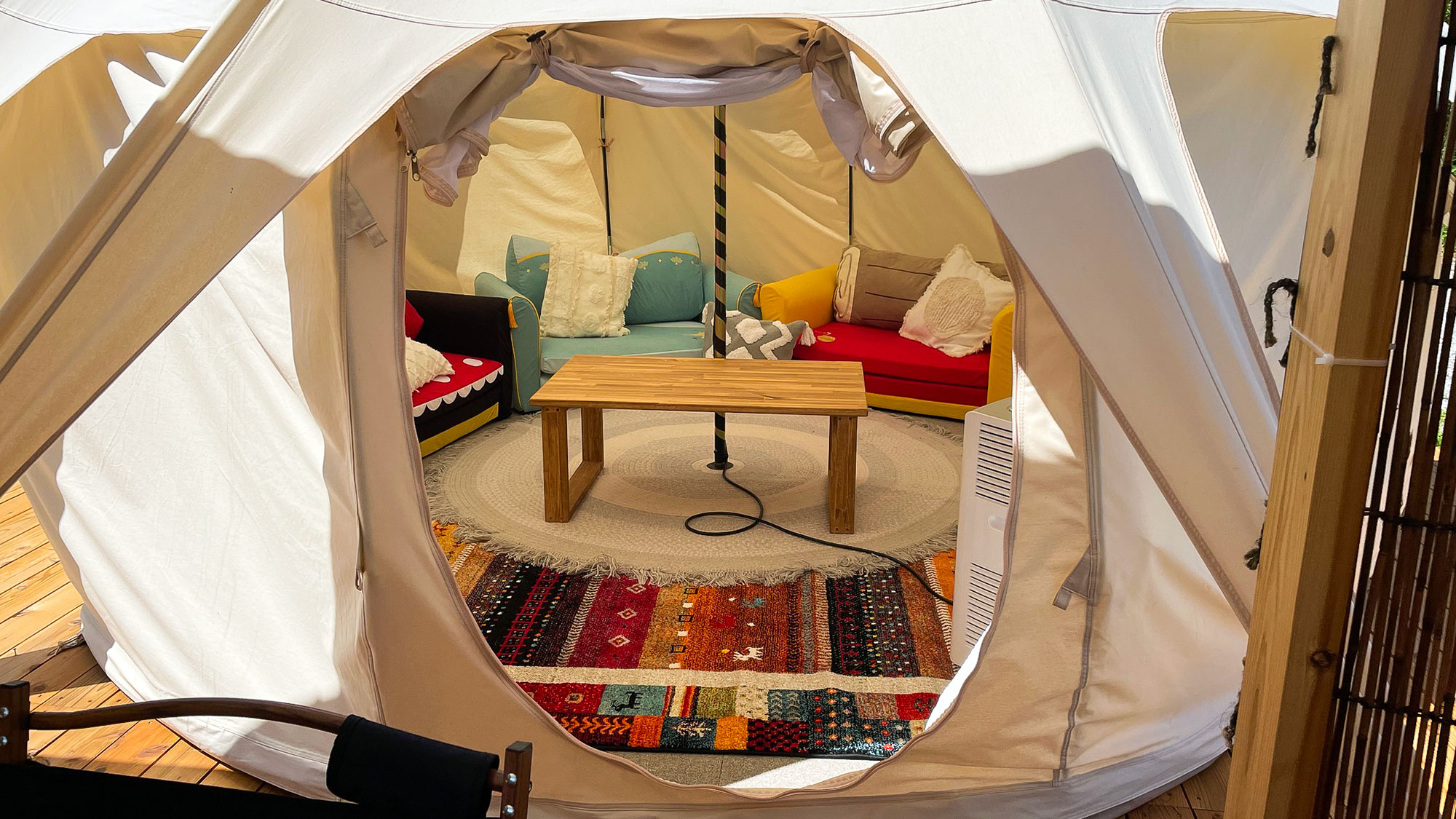 ・【グランピング】ベッドやソファー、冷蔵庫にスポットクーラーなどを備えています