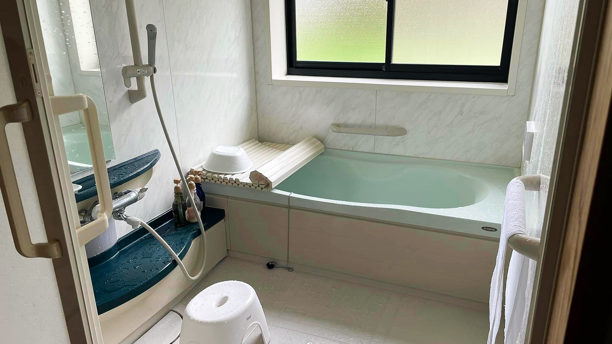 ・【コンドミニアム/浴室】ゆったりと寛げるバスタブ付き。アメニティも揃っています