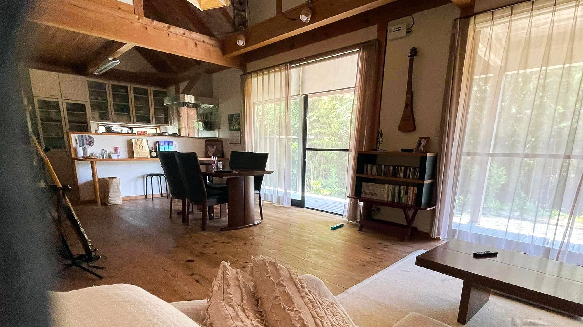 ・【コンドミニアム/リビング】木を基調とした18畳のリビングダイニングでのんびりと