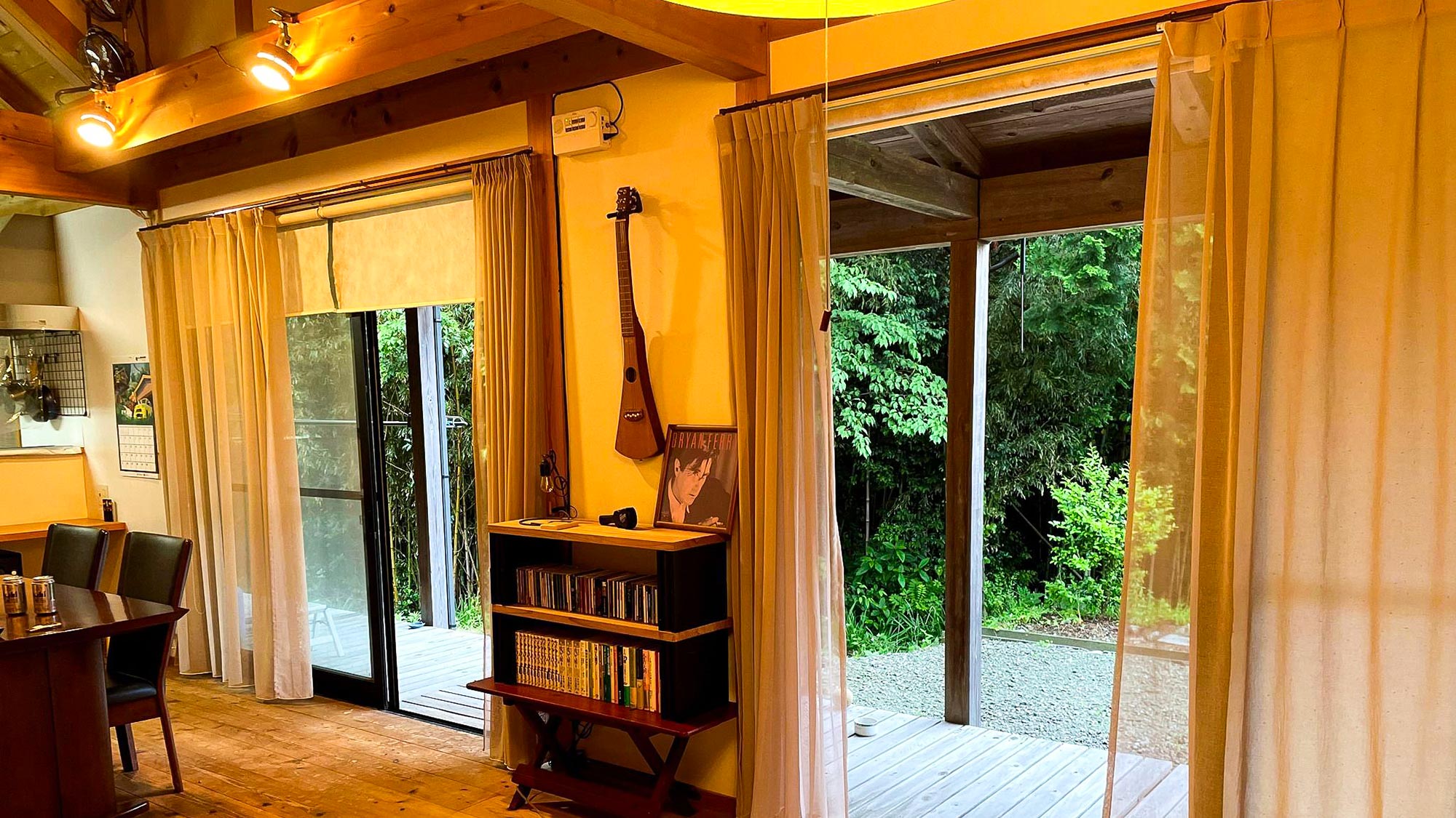 ・【コンドミニアム/リビング】読書したり音楽にチャレンジしたり。自由にお過ごしください