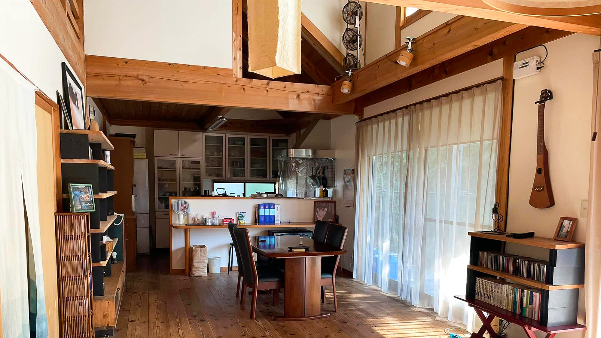 ・【コンドミニアム/リビング】木の温もり感じる一棟貸し。プライベート空間での滞在