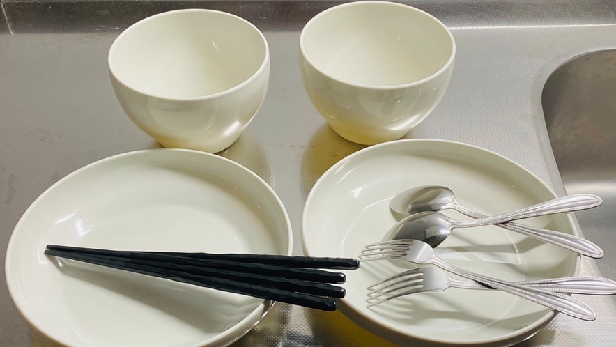 【無料】お茶碗と深めのお皿、カトラリーはお箸とフォーク、スプーンをご用意。