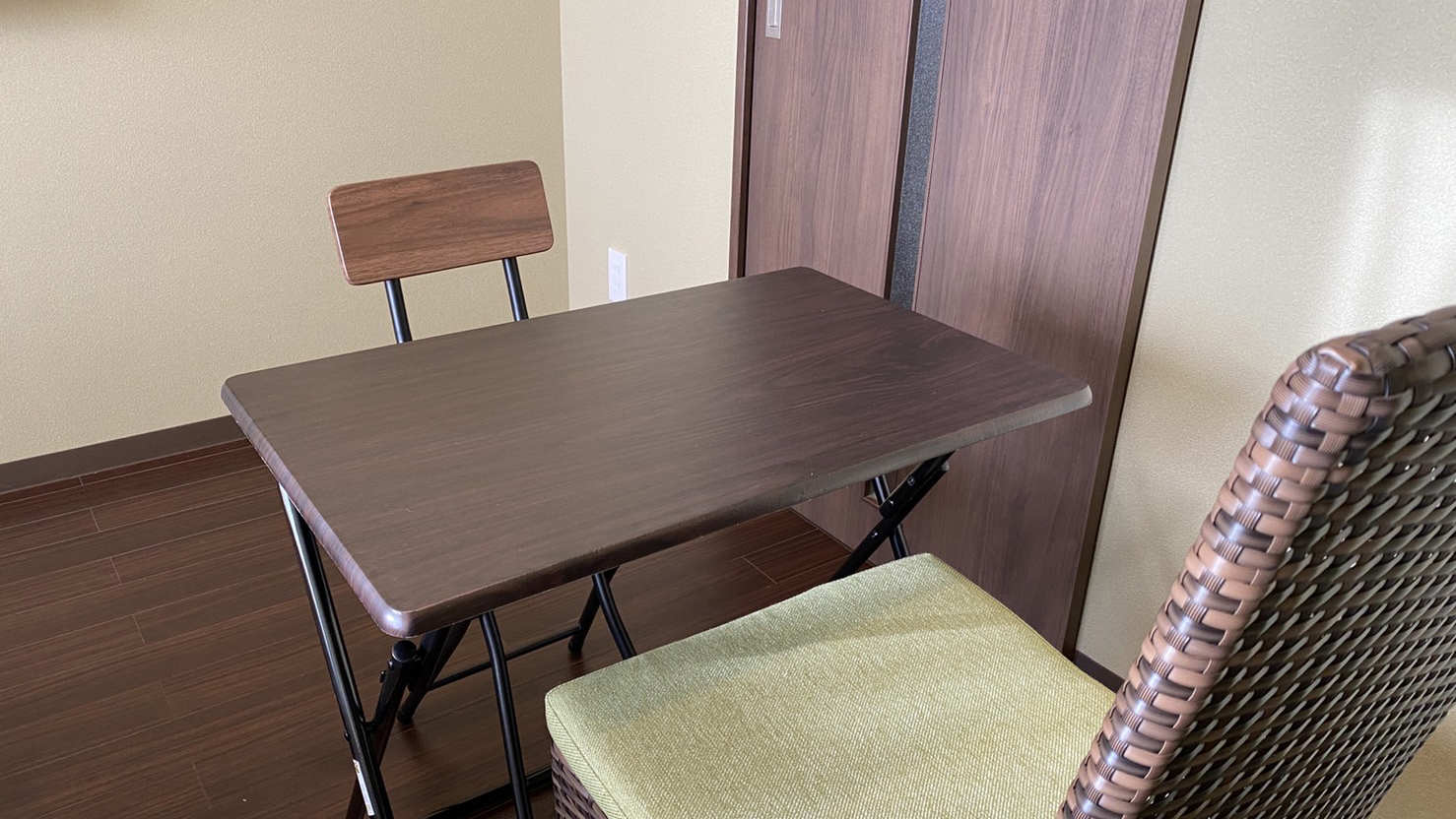 ツインルームに食事がしやすいテーブルとチェアを新規導入いたしました。