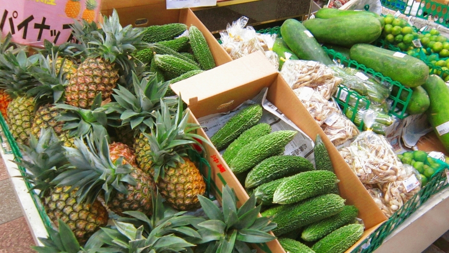 ＪＡおきなわ ファーマーズマーケットみやこ「あたらす市場」。新鮮な野菜や果物を購入しお部屋で食す