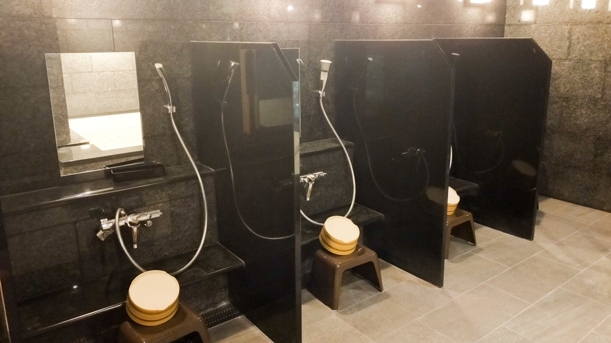 【大浴場】洗い場は5ヶ所設置。シャンプー・コンディショナー・ボディーソープをご用意しております。