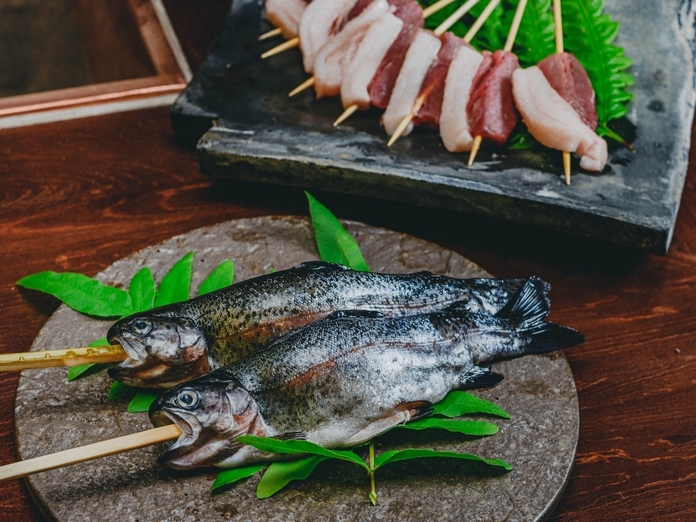 【夕朝食セルフ】山梨の旬を炭火で味わう囲炉裏串焼き
