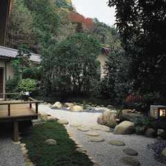 露天風呂付◆貴賓室 曲水亭-夕顔-◆専用のお庭では、日本庭園らしい風情をお楽しみいただけます。