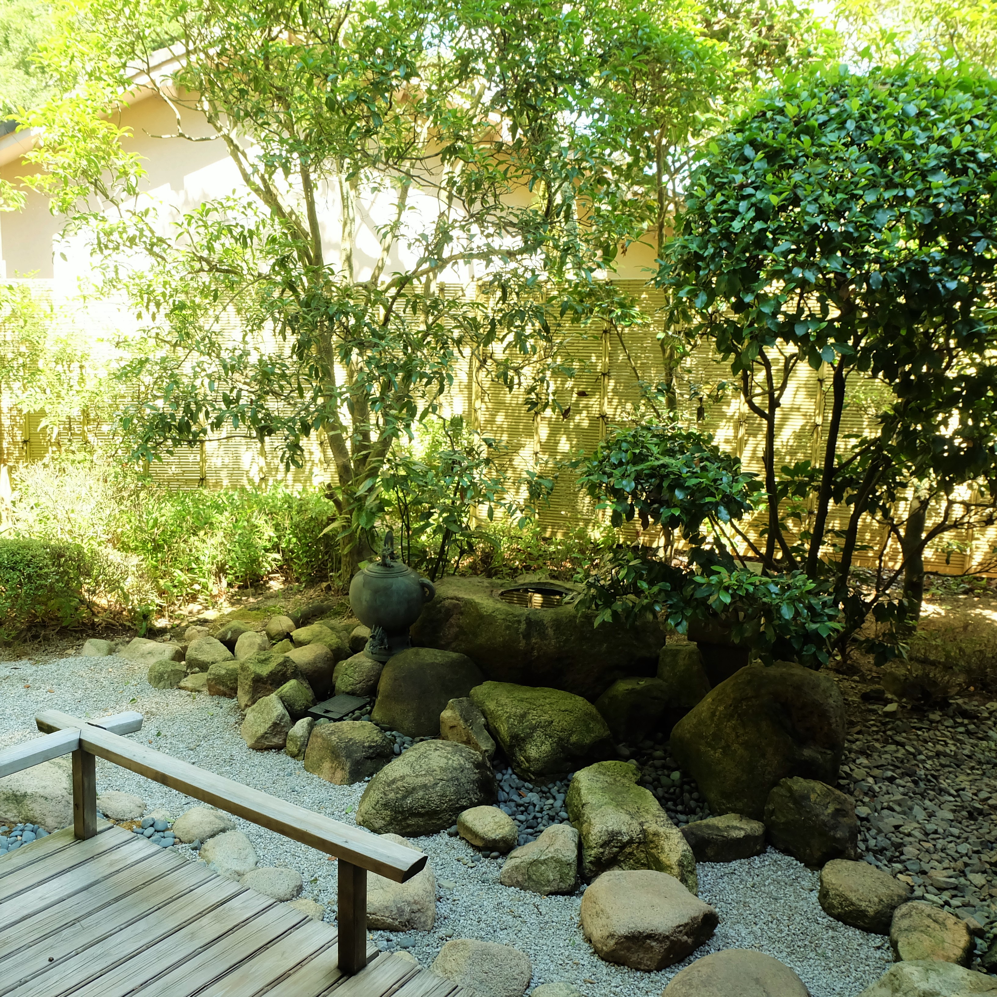 露天風呂付◆貴賓室 曲水亭-桐壷-◆専用のお庭では、日本庭園らしい風情をお楽しみいただけます。