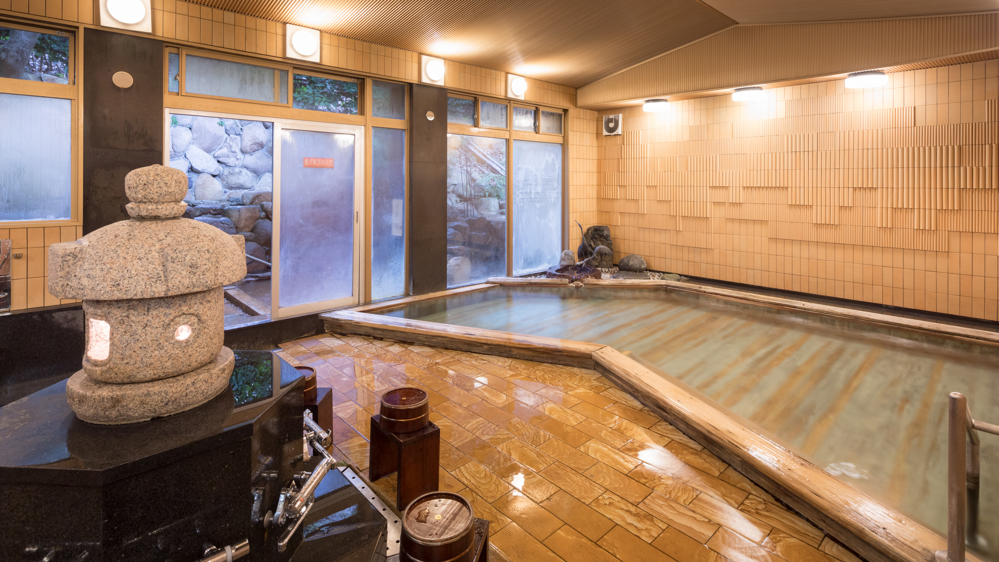 殿方大浴場「鶴の湯」◆ラドン泉の内風呂がございます。