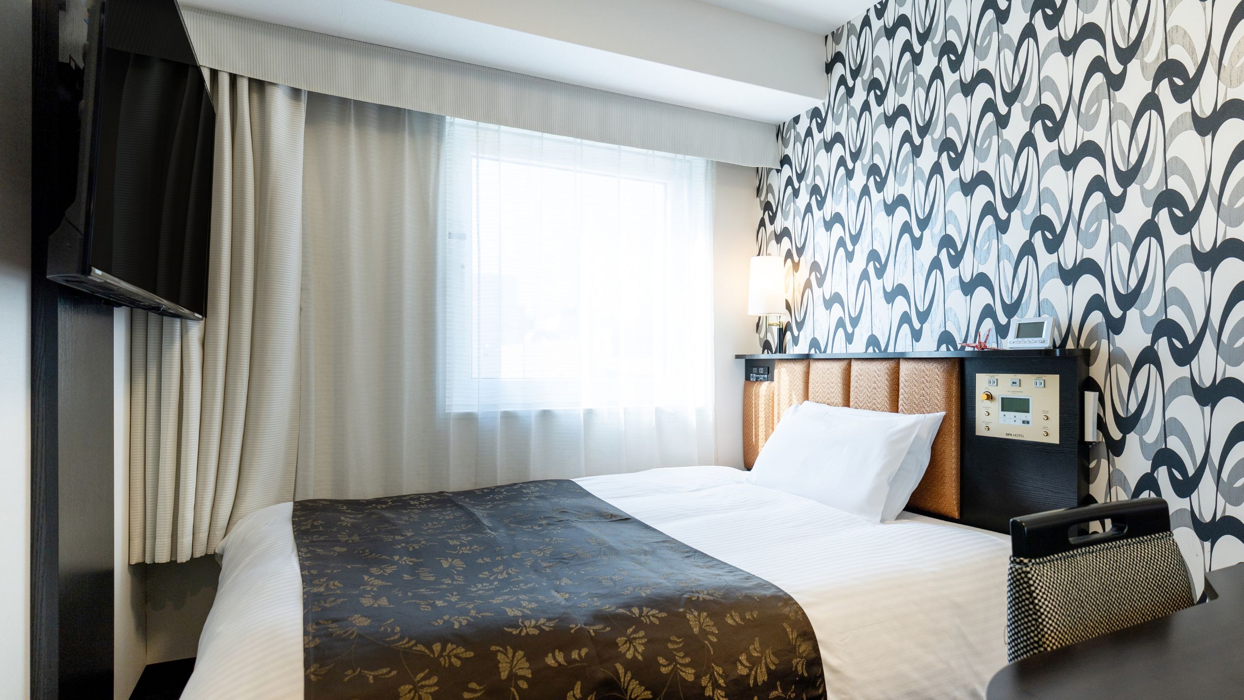 スタンダードルーム1名（広さ10㎡／ベッド幅140cm／ベッド下収納あり）