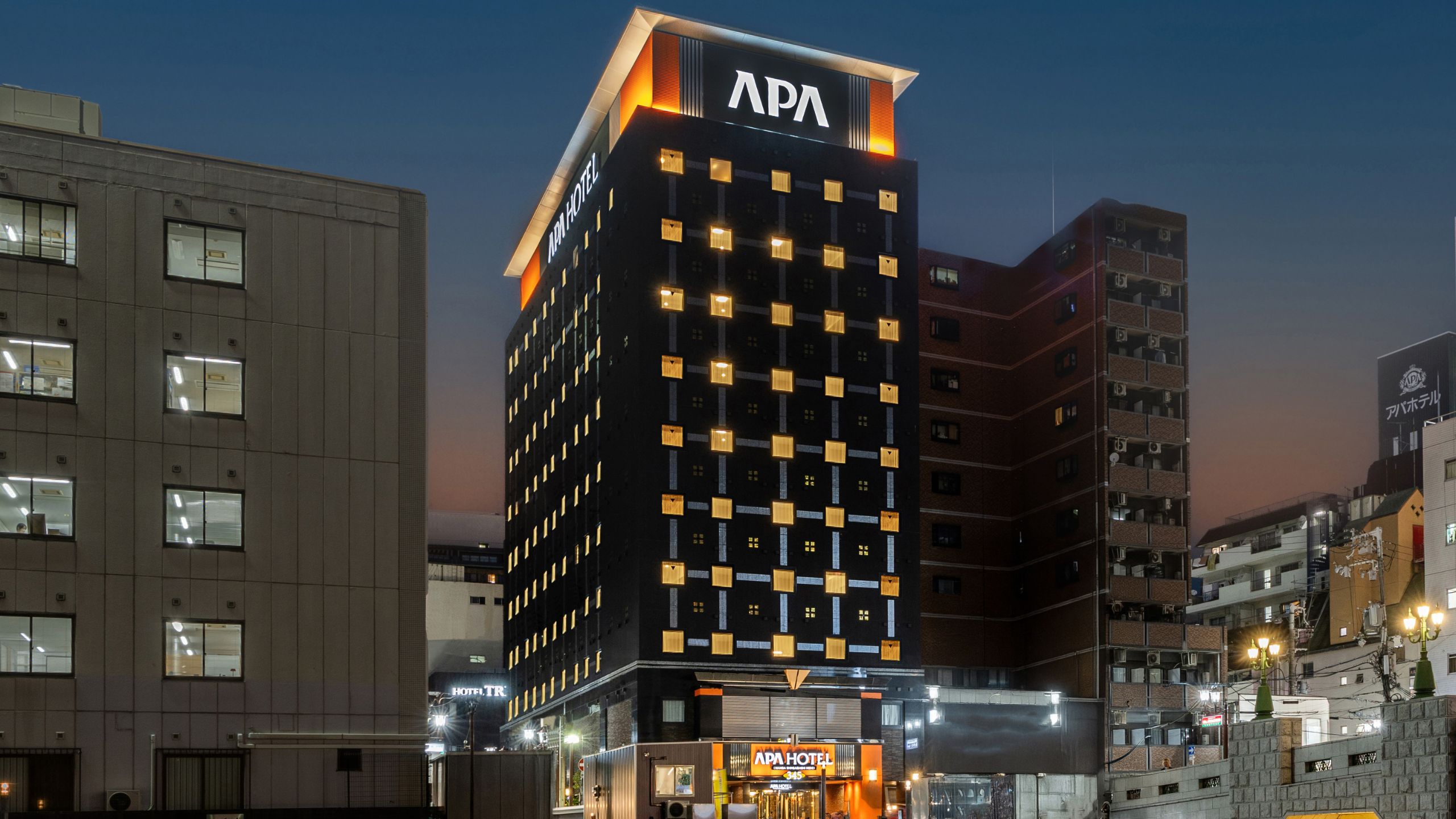 ホテル外観(道頓堀川対岸から)