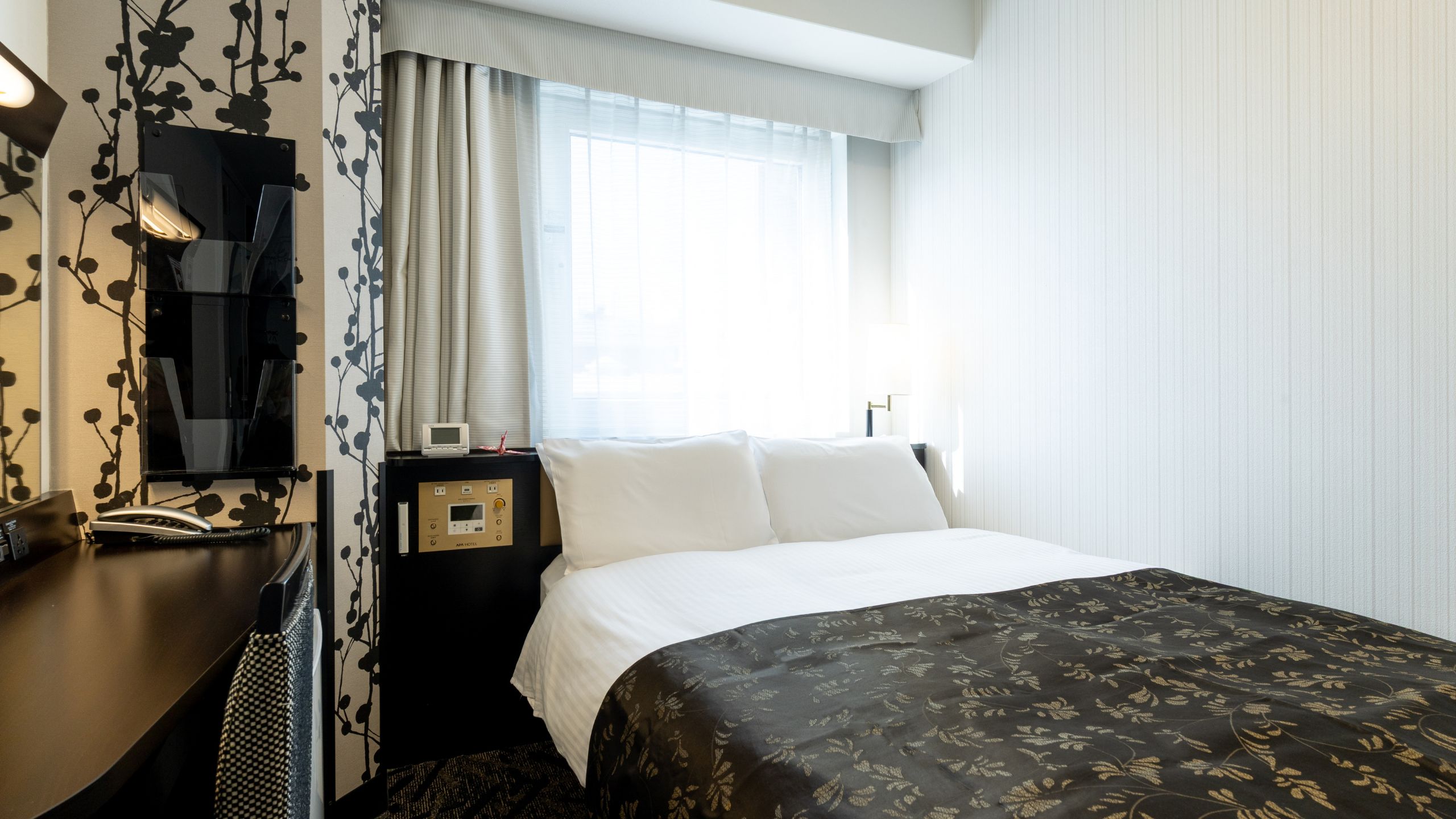 スタンダードルーム2名（広さ10㎡／ベッド幅140cm／ベッド下収納あり）