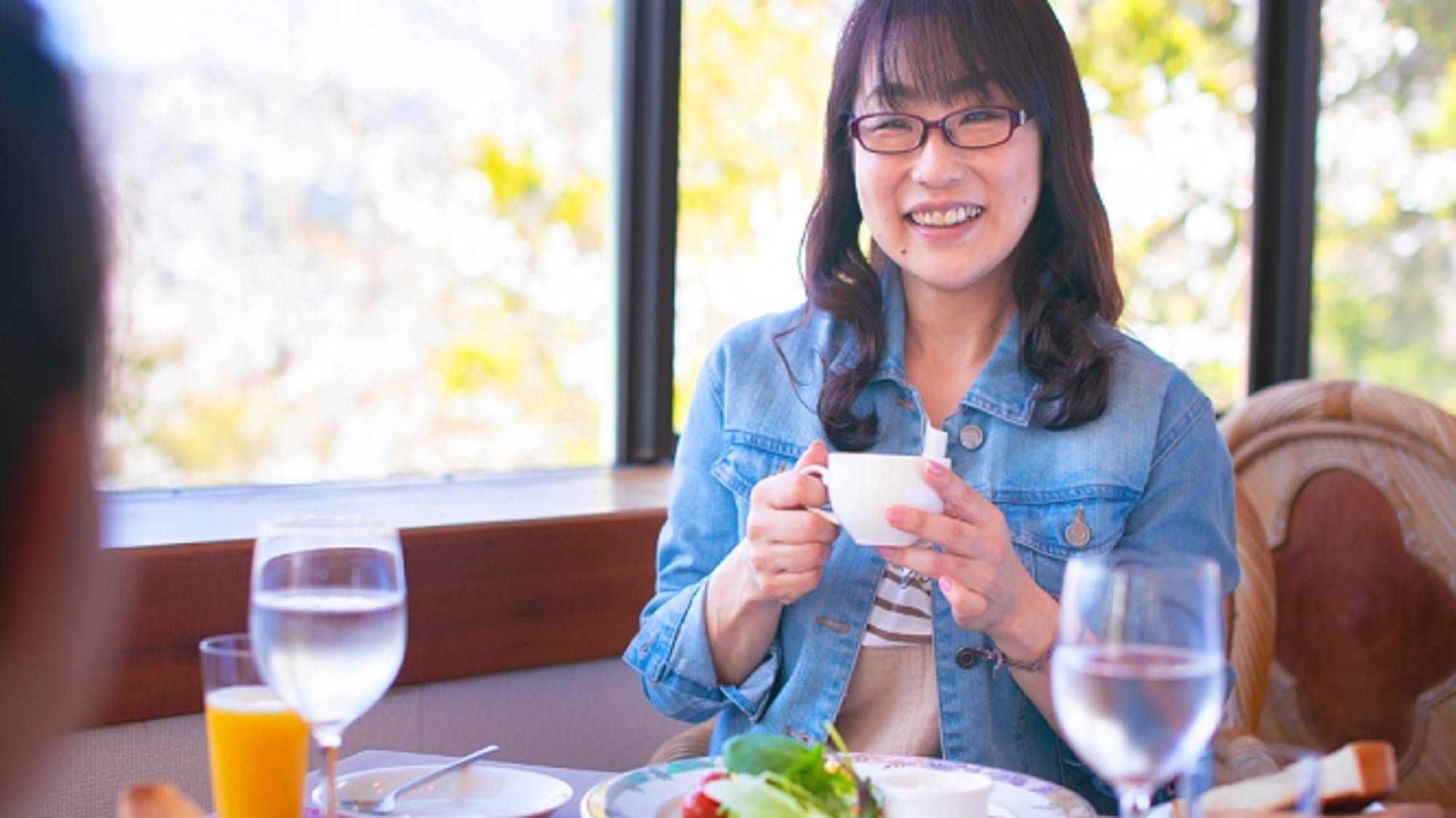 明るい日差しが入るレストランで爽やかな朝食を”富士山”が見えるお席もございます！