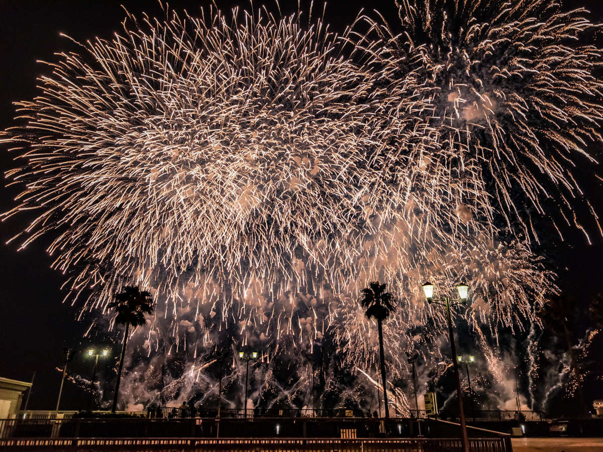 ホテルの目前から打ち上げられる「熱海海上花火大会」は迫力満点♪