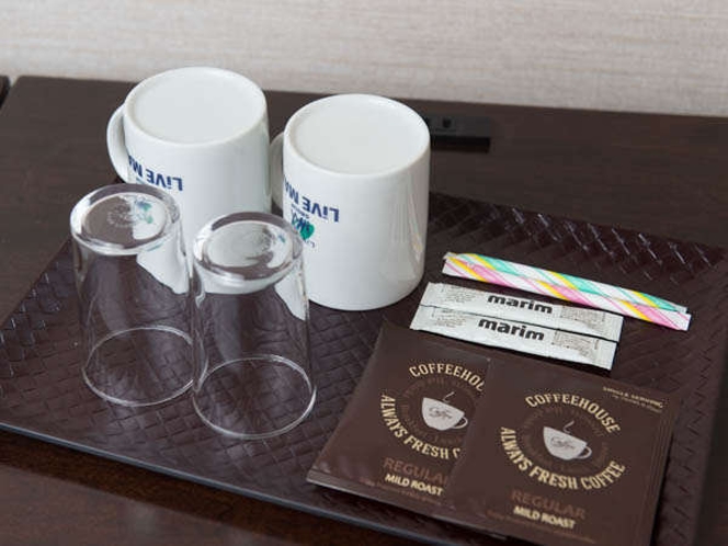 【ルームアイテム】各種グラス・ＵＣＣ珈琲セット・梅昆布茶を全客室ご用意しております。