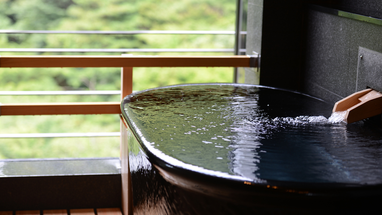  【最上階】絶景の露天風呂付き客室◆浴槽は信楽焼の陶器製です。浴槽に浸かりながらの絶景は格別！