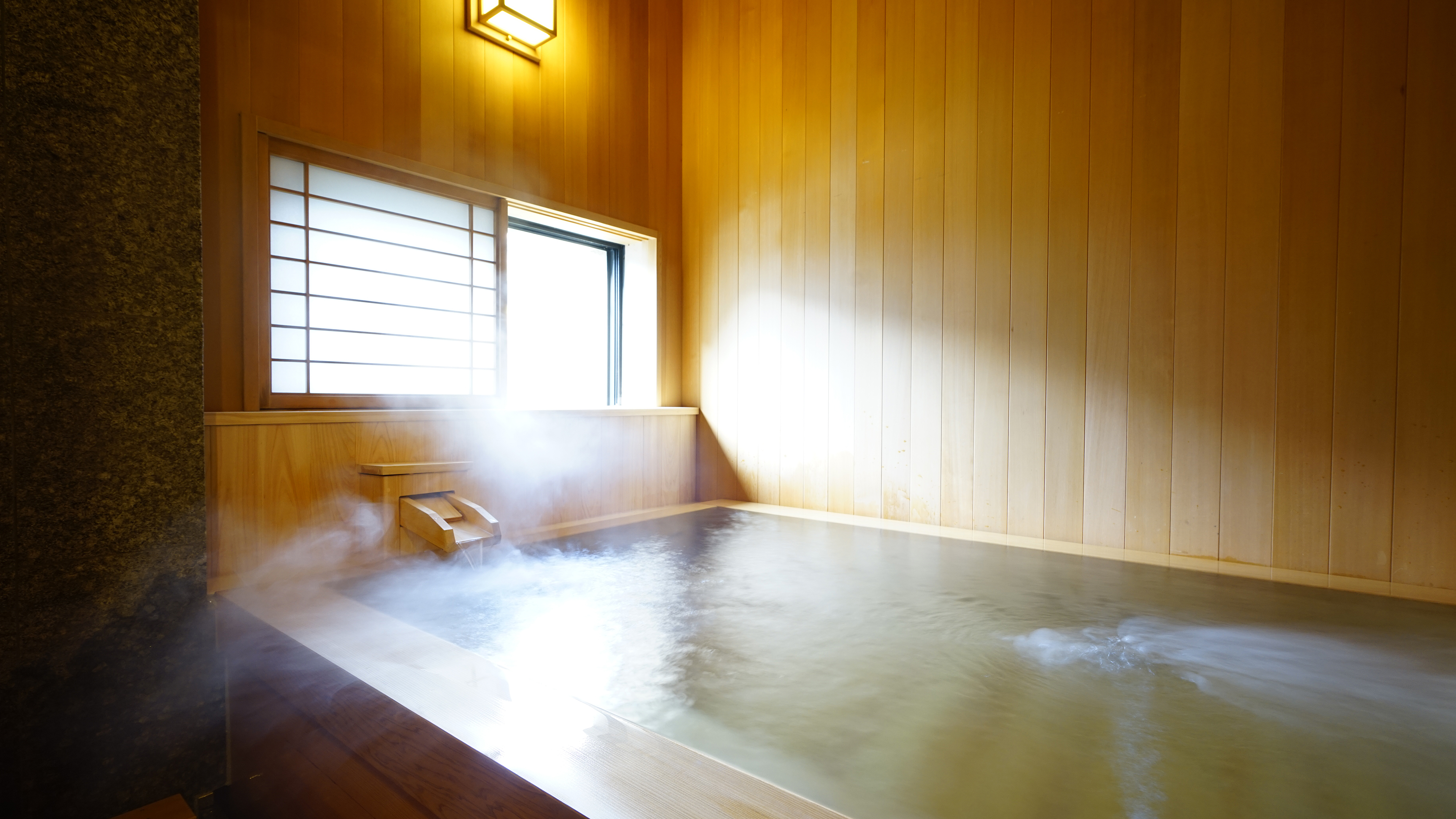 最上階ロイヤルスイート◆総檜造りの内風呂。芳しい香りをお楽しみいただけます。