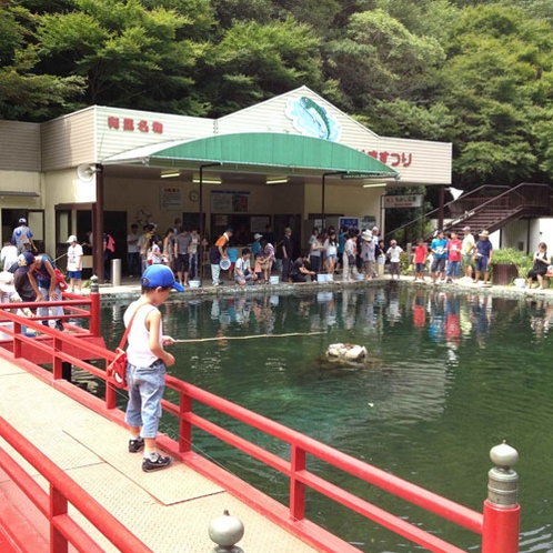 【月光園から徒歩6分】有馬ます池◆ファミリーやカップルに人気。ます釣りのあとは唐揚げや塩焼きで実食！