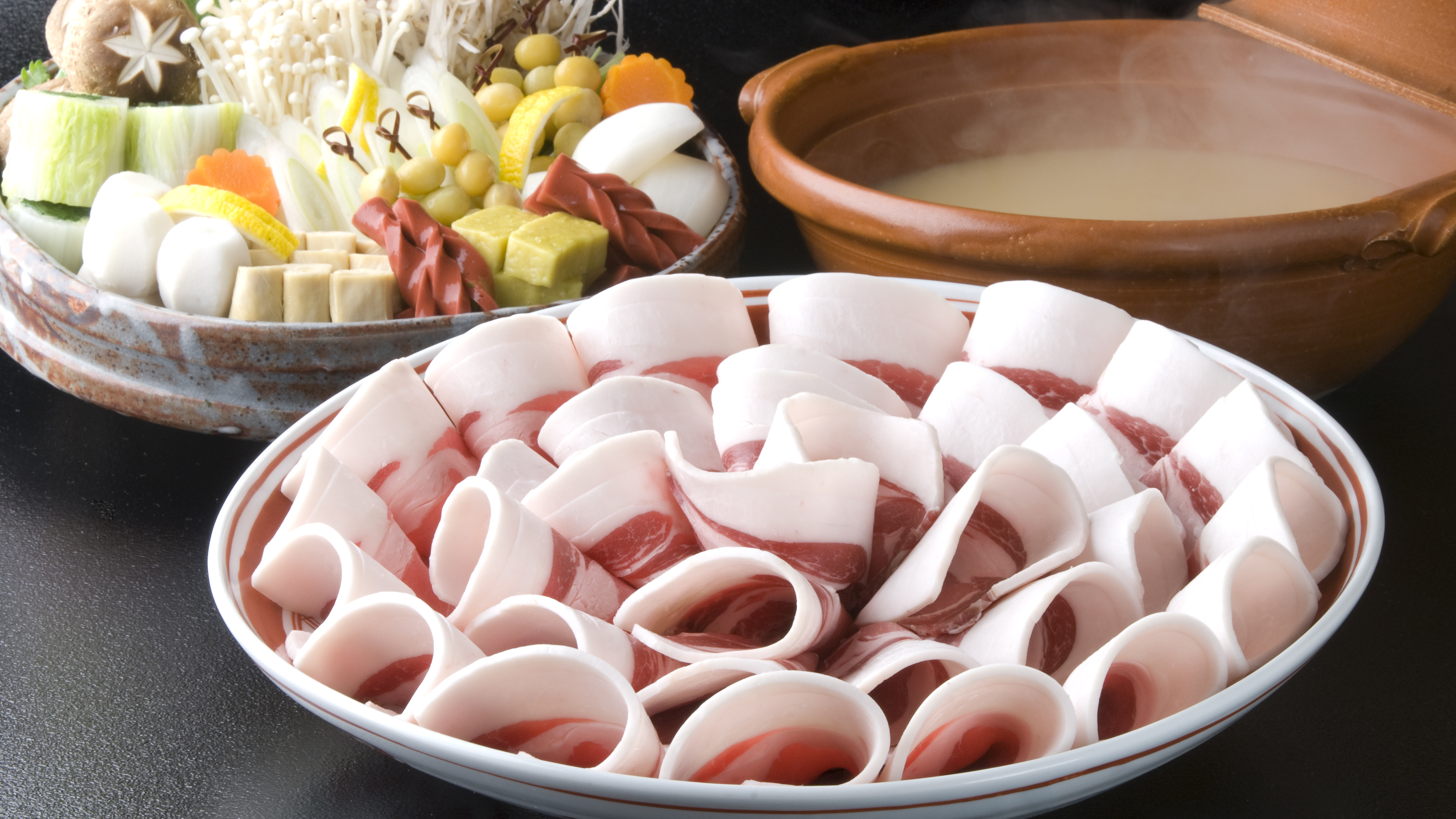 冬季限定 ぼたん鍋◆兵庫県 丹波篠山の郷土料理「ぼたん鍋」は、豚肉よりも濃厚な猪肉が絶品です。