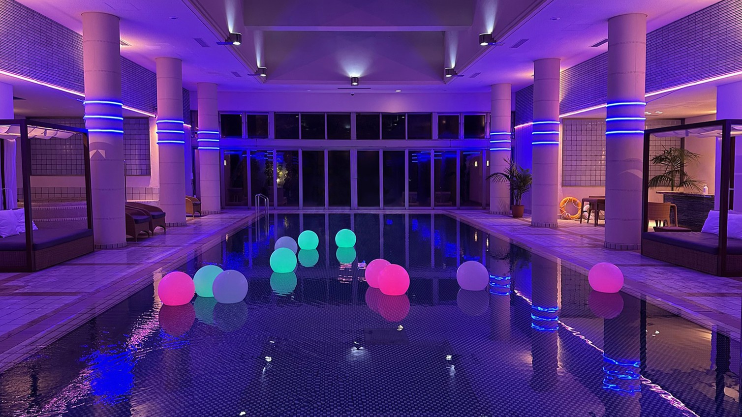 20：00～22：00まではナイトプールタイム