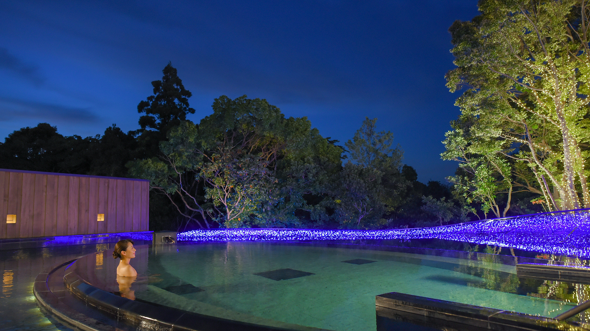 お風呂に浸かると心地よい開放感が味わえ、木々の香りと静かな水面に映り込む四季折々の風情が楽しめます。