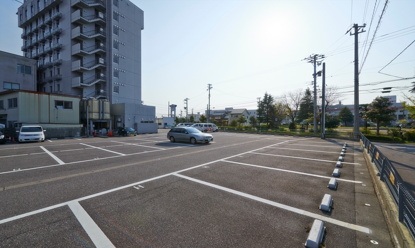 【駐車場】青空平面駐車場50台