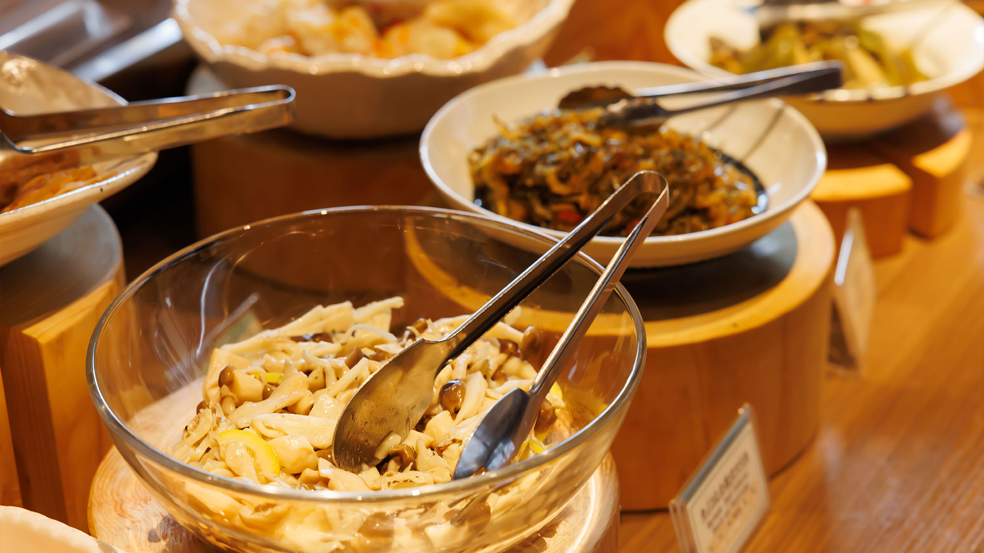 【朝食】和食・洋食・サラダ、新鮮な道産の海鮮など地元ならではの料理をご用意。