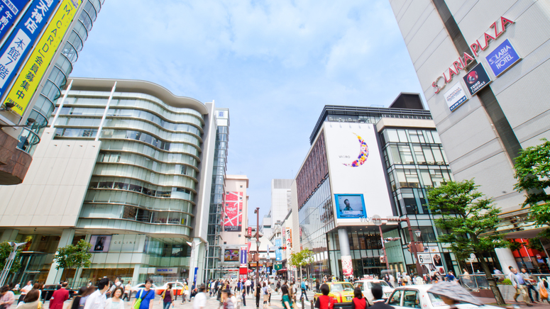 【天神地区】来日観光客も訪れる九州最大の集客力を持つ商業地区。ホテルより徒歩約3分。写真提供:福岡市