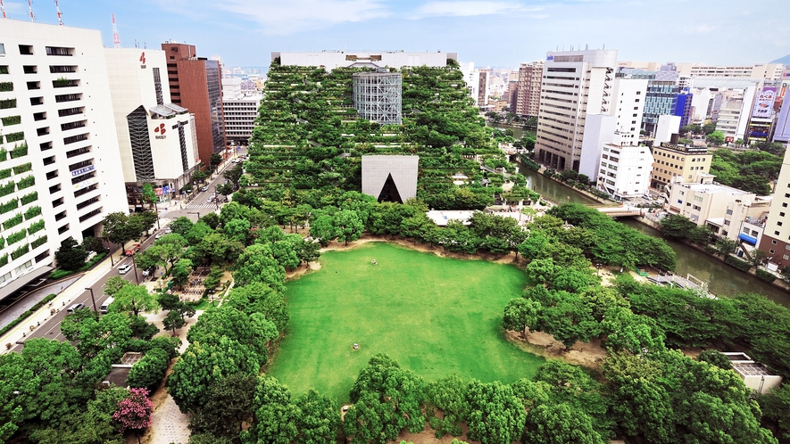 【アクロス福岡】緑に覆われた森のような外観の複合施設。ホテルより徒歩約5分。写真提供：福岡市